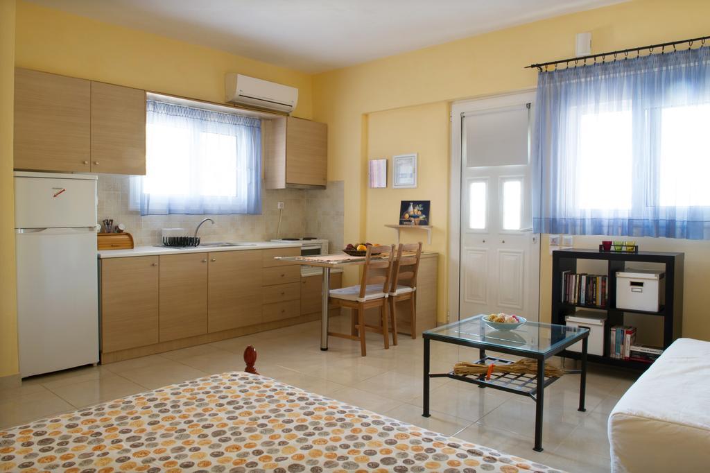 לוטרה אוריאס אלניס Mirella Studios חדר תמונה